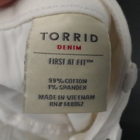 Torrid Shorts Women 26 White Denim Button Fly Raw Hem Distressed Cut Off Summer - Picture 14 of 14